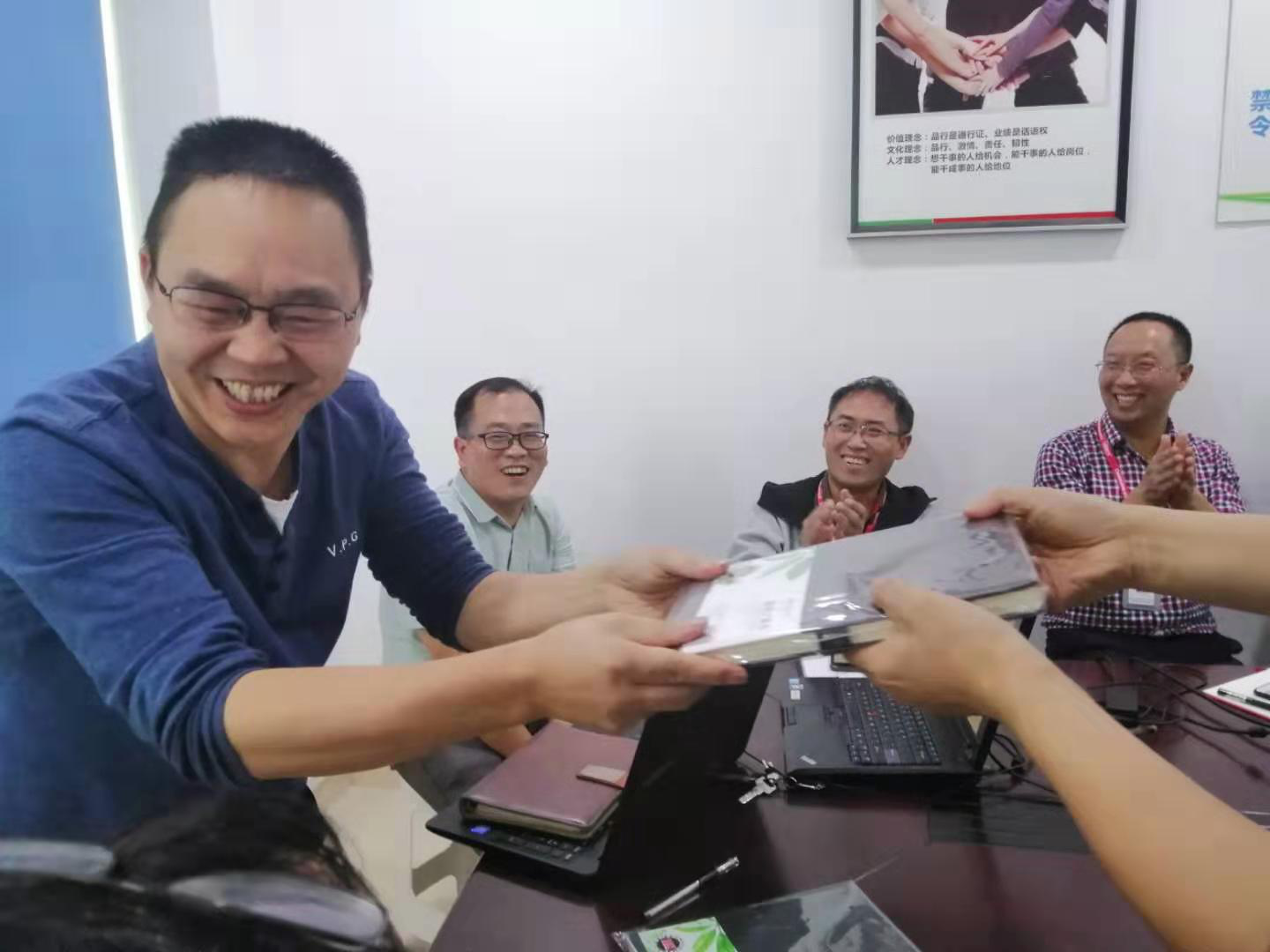 守初心、擔(dān)使命，找差距、抓落實----長虹格潤支部主題黨日活動