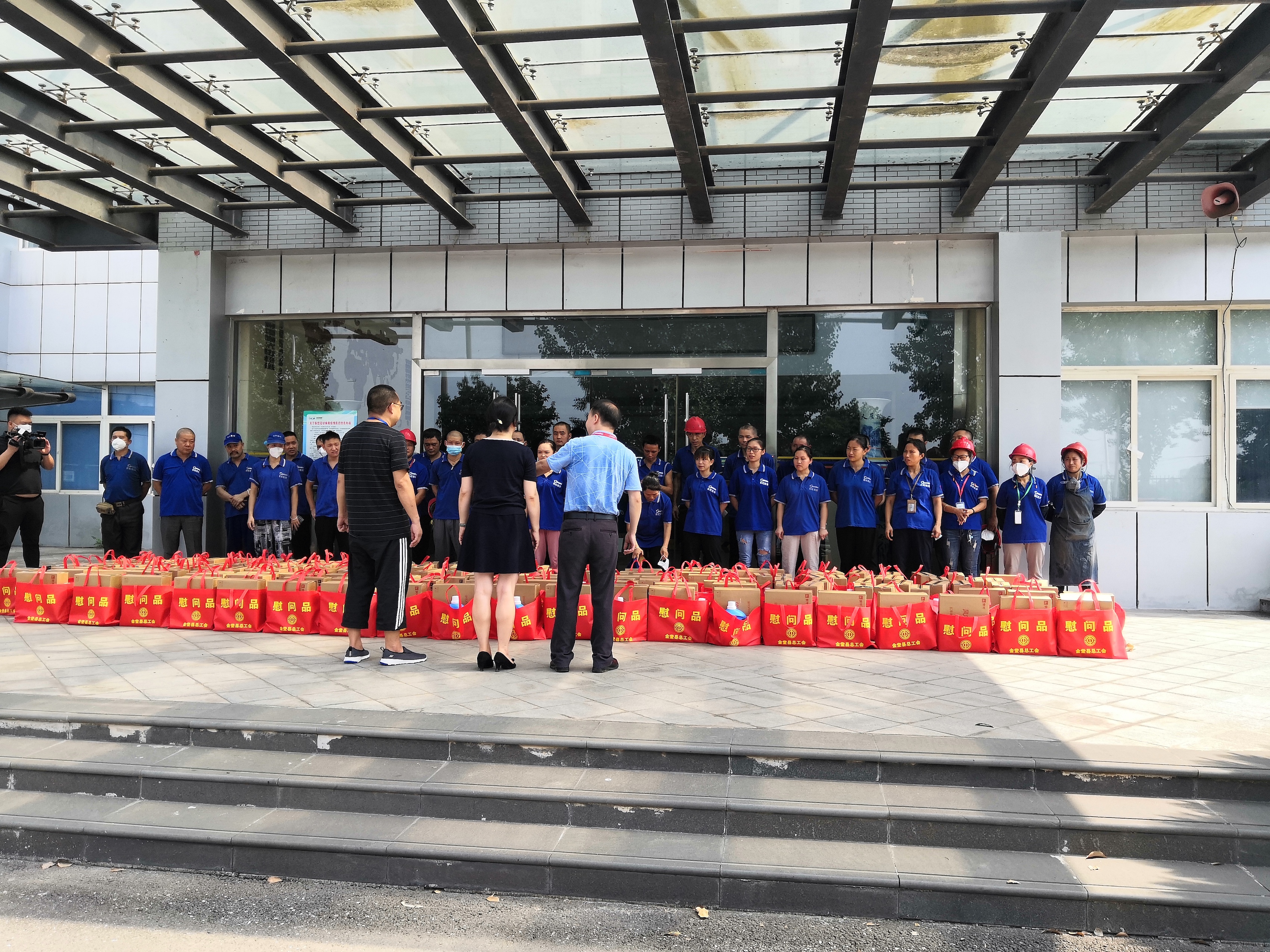 夏日送清涼，溫情暖人心