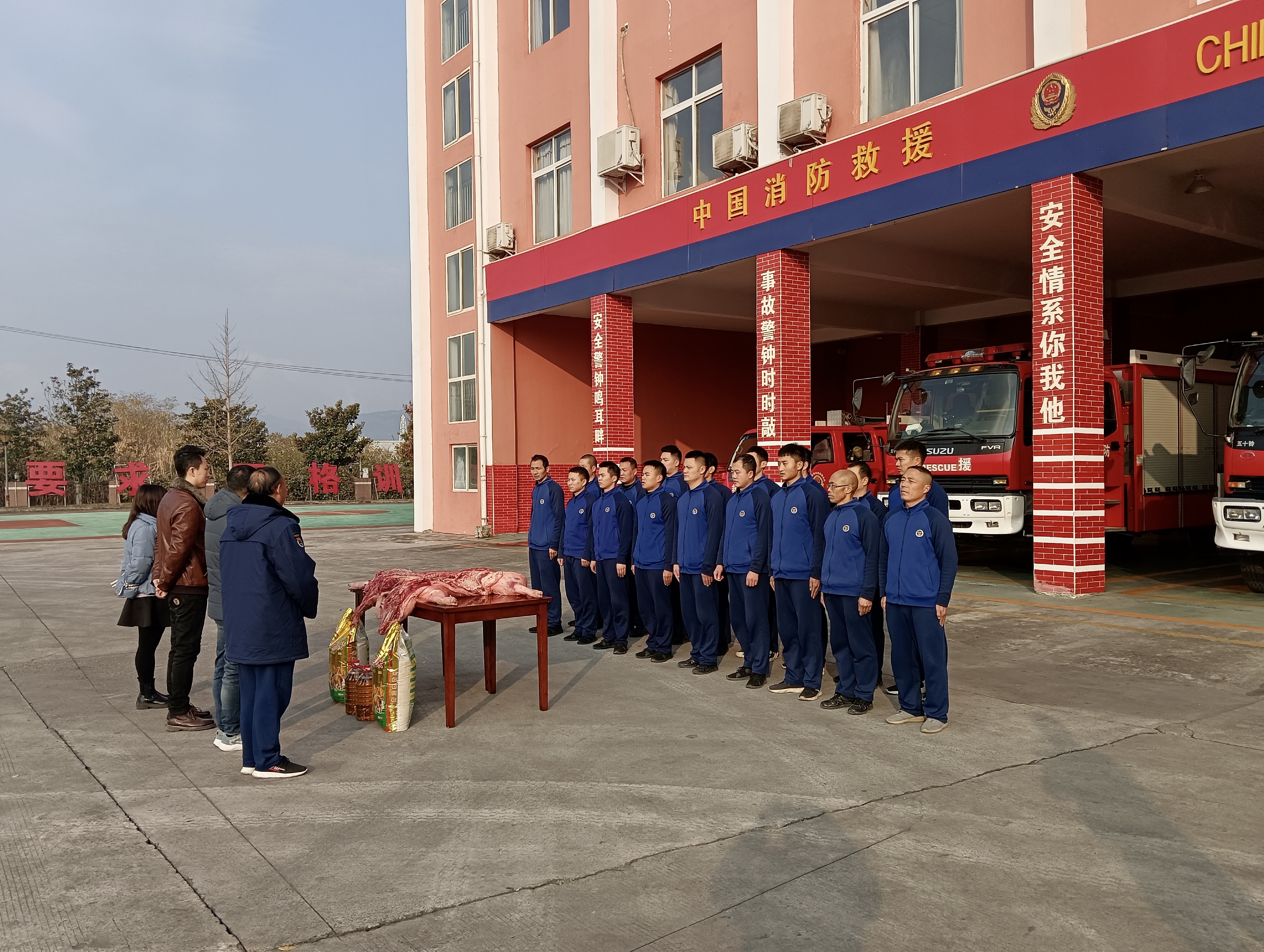 致敬消防員慰問(wèn)送溫暖